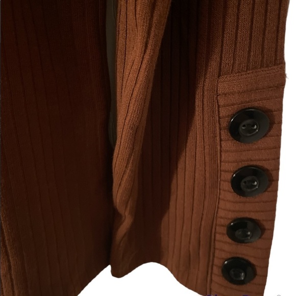 Nwt Ribbed Turtle Neck With Button Detail - Picture 2 of 3